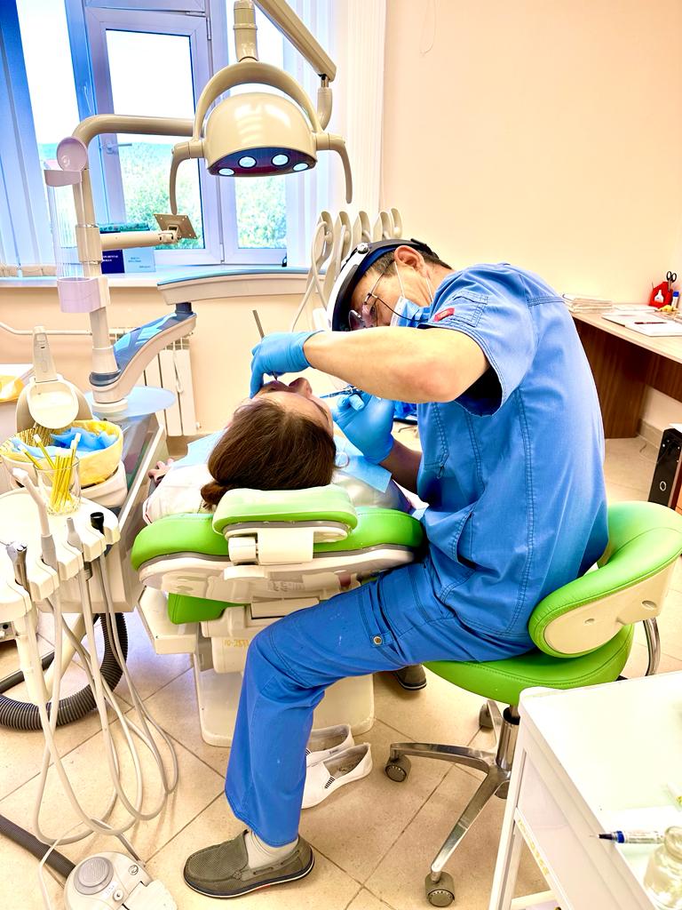 врач - стоматолог общей практики Евгений Хомушко.