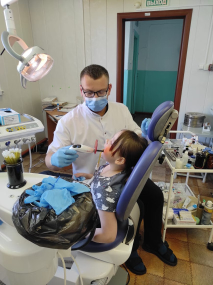 врач общей практики стоматолог Артыш Сагаан-оол ведёт прием в п. Хребтовый.